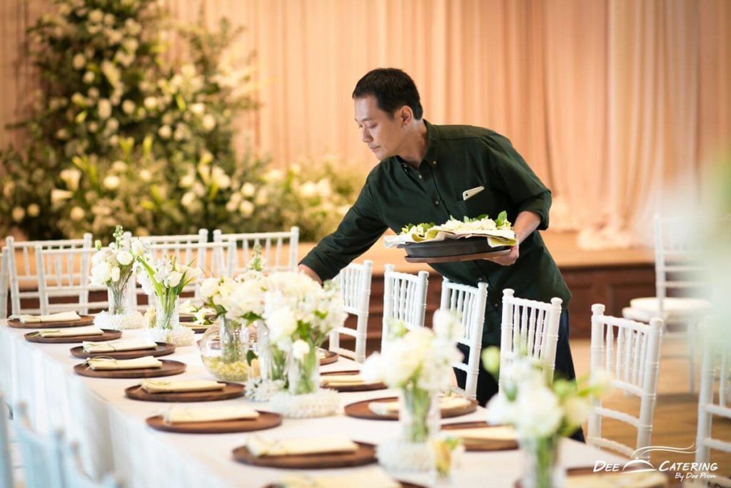 โต๊ะทานอาหารสำหรับแขกในงานแต่งงาน
